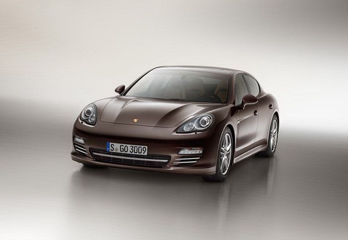 Ξεκινώντας από τα τέλη Νοεμβρίου, η Porsche λανσάρει μια ιδιαίτερη έκδοση της Panamera, την Platinum Edition. 